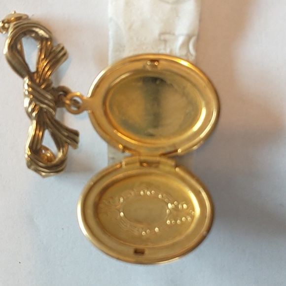 cameo Vintage faux  locket on bow pin - Picture 2 of 4